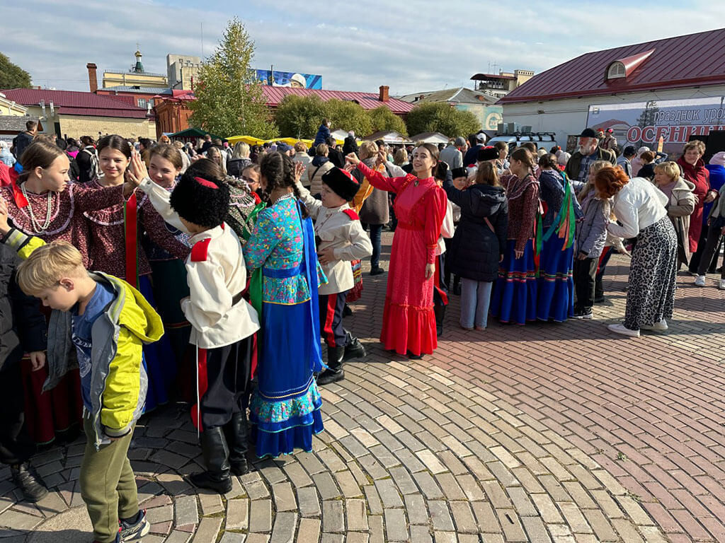 «Лутонюшки» на «Осенинах»: песни и игры для всех гостей!